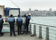 Son dakika: Üsküdarda yasağa rağmen bariyerlerin arkasına saklanıp balık tutmak isteyen şahıs zabıtaya yakalandı