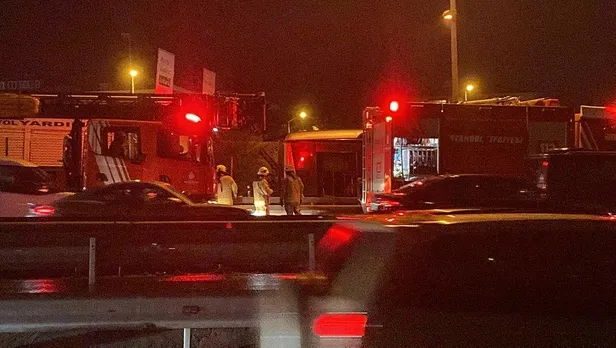 chpli-ibbye-bagli-iett-araclari-tel-tel-dokuluyor-incirlide-metrobus-yangini-1640808080372.jpeg CHP'li İBB'ye bağlı İETT araçları tel tel dökülüyor! İncirli'de metrobüs yangını-3