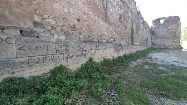 Yer: Bursa... 2 bin yıllık surlara bunu yaptılar! "Yazıklar olsun"-1