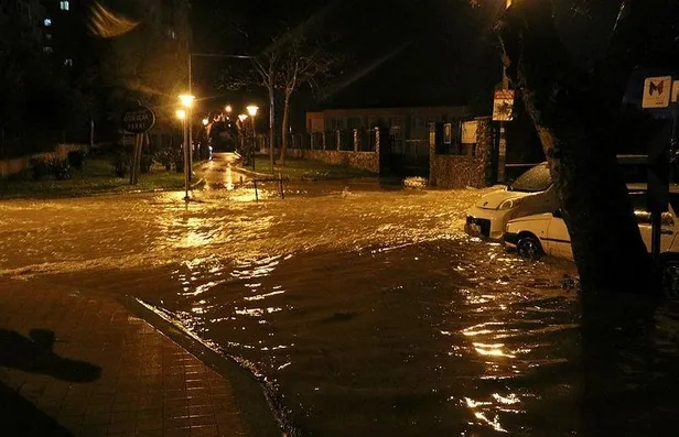 SON DAKİKA: Altyapı yetmeyince İzmir’i yine sel vurdu: Birçok ev ve iş yerini su bastı!-5