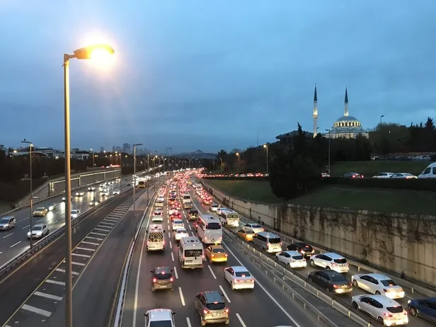SON DAKİKA: Haftanın ilk iş gününde İstanbul'da trafik yoğunluğu arttı-5