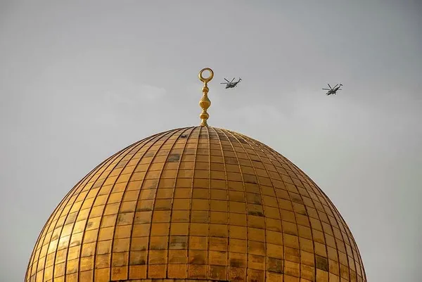 israilin-siyonist-teroristleri-kanli-ayaklariyla-kible-mescidi-ile-kubbetus-sahranin-catisina-cikti-1620657702261.jpeg Son dakika: İsrail'in siyonist teröristleri kanlı ayaklarıyla Kıble Mescidi ile Kubbetüs Sahra'nın çatısına çıktı!-6