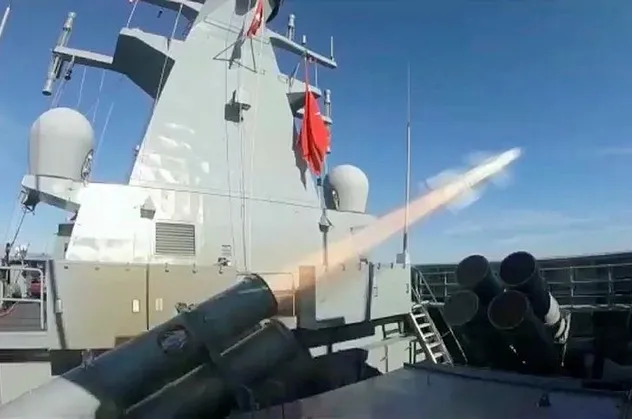 Milli TCG Kınalıada gemisi, milli füze Atmaca'yı ateşledi