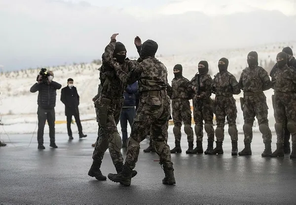 Son dakika: Türkiye'nin gurur günü: 500 kadın özel harekat polisi yemin ederek mezun oldu-12
