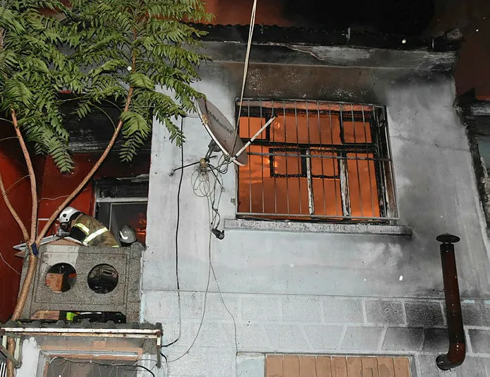 İzmir’de yangın paniği! Onlarca papağan telef oldu
