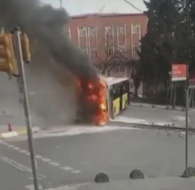 yine-iett-vakasi-bagcilar-guneslide-otobus-alev-alev-yandi-1648479470104.jpeg Yine İETT vakası: Bağcılar Güneşli'de otobüs alev alev yandı-2