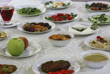 Uzmanlar Ramazan’da doğru beslenmenin sırlarını açıkladı: Hafif ye, bol su iç, sahuru atlama