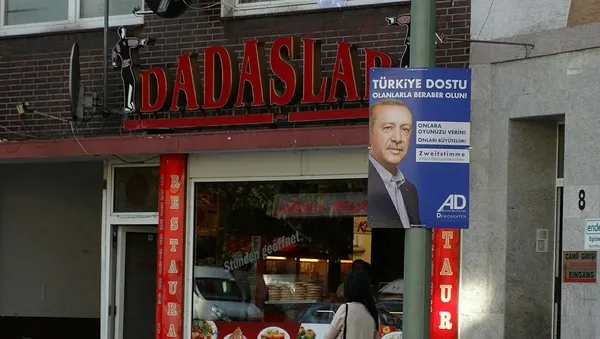 Erdoğan'ın 'oy' çağrısı Almanya'da seçim afişlerinde-2