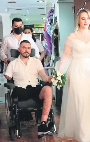 Vatanı için canını siper eden gazi Uzman Çavuş İbrahim Yüzer ve eşi Funda Nur'un dillere destan aşkı