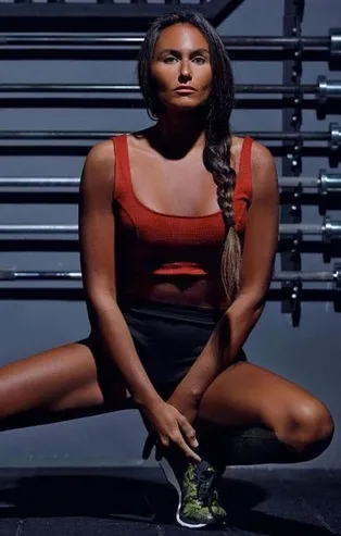 Eda Taşpınar saçındaki beyazların göründüğü kareyi takipçileriyle paylaştı