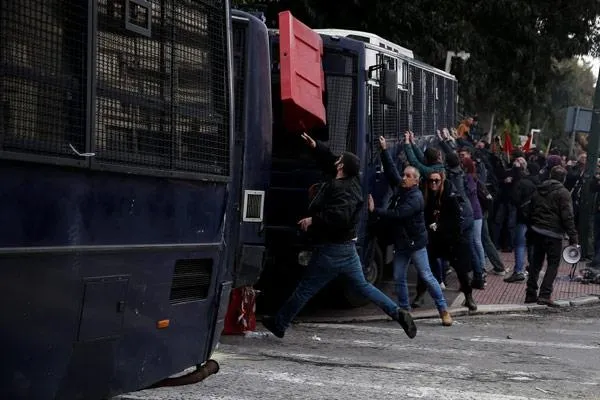 Son dakika: Yunanistan'da olaylı gösteri! Göstericiler poliste çatıştı...-3
