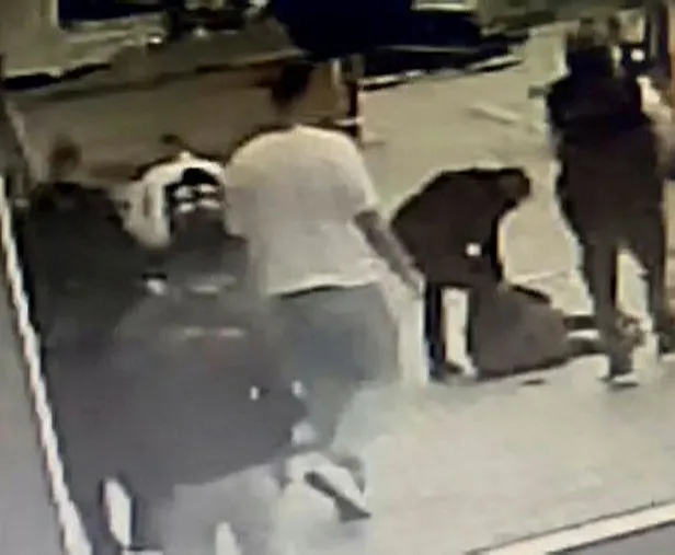 o-anlar-kamerada-annesiyle-tartisan-kardesini-buji-anahtariyla-dovdu-1666347719622.jpeg O anlar kamerada: Annesiyle tartışan kardeşini buji anahtarıyla dövdü-2