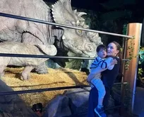 Burak Özçivit ve Fahriye Evcen, Londra’da aile tatilinde dinozor heyecanı yaşadı