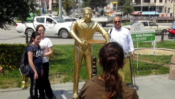 Hatay'daki 'Künefeci Adam' heykeline yeni tepsi-4