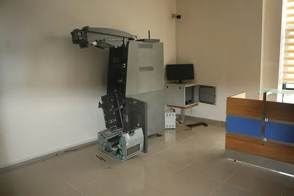 tokat-tapu-ve-kadastro-mudurlugunu-soymaya-calisan-hirsizin-sonu-1600095994294.jpg Tokat Tapu ve Kadastro Müdürlüğü'nü soymaya çalışan hırsızın sonu-2