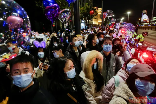 Koronavirüsün ortaya çıktığı Vuhan'da yılbaşı kutlaması! Görüntüler pes dedirtti - 18