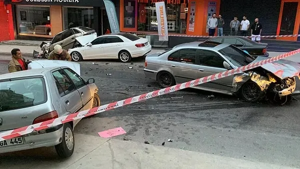 Ümraniye'de feci kaza! Park halindeki otomobiller yer değiştirdi!-3