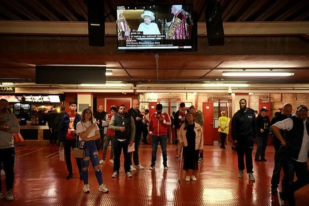İngiltere Kraliçesi 2. Elizabeth'in ölümü nedeniyle Premier Lig'de bu hafta oynanacak maçlar ertelendi-2