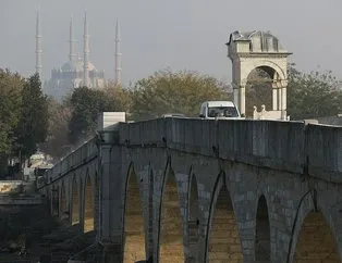 Tarihi köprü yeniden trafiğe açıldı
