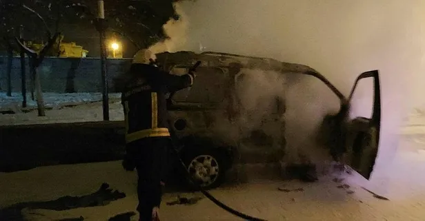 Van'da korku dolu anlar: Seyir halindeki kamyonet alev alev yandı