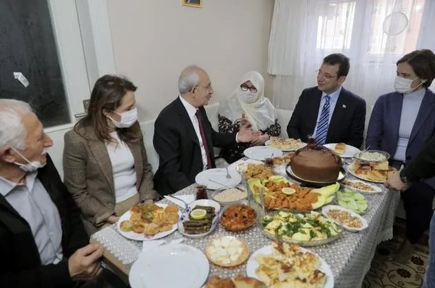 Ekrem İmamoğlu'nun, Kılıçdaroğlu ve Kaftancıoğlu'yla yaptığı şov duvardaki Mahmut Efendi'yi görene kadar sürdü