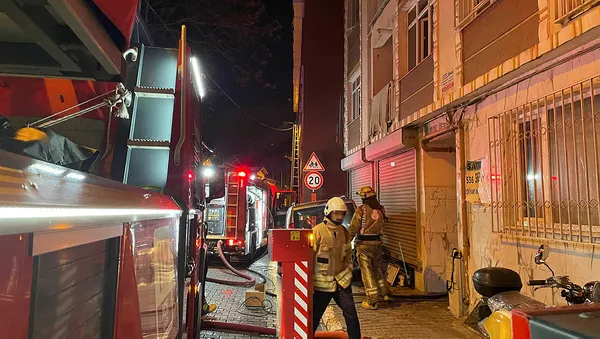 Beyoğlu’nda 7 katlı apartmanda korkutan yangın: Mahsur kalan 3'ü çocuk 7 kişi kurtarıldı-4