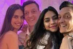 2 çocuk babası Mesut Özil’in kızlarına bakın! Amine Gülşe paylaştı! Eda ve Ela sosyal medyayı salladı! “Çok güzeller”
