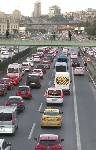 İstanbul güne yine ulaşım çilesiyle başladı! Metrobüs arızası nedeniyle Edirnekapı durağında araç kuyruğu oluştu