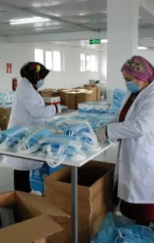 Günde 300 bin maske üreterek yurt dışına ihraç ediyorlar!