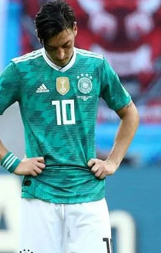 Alman taraftarlar Mesut Özil'e saldırdı