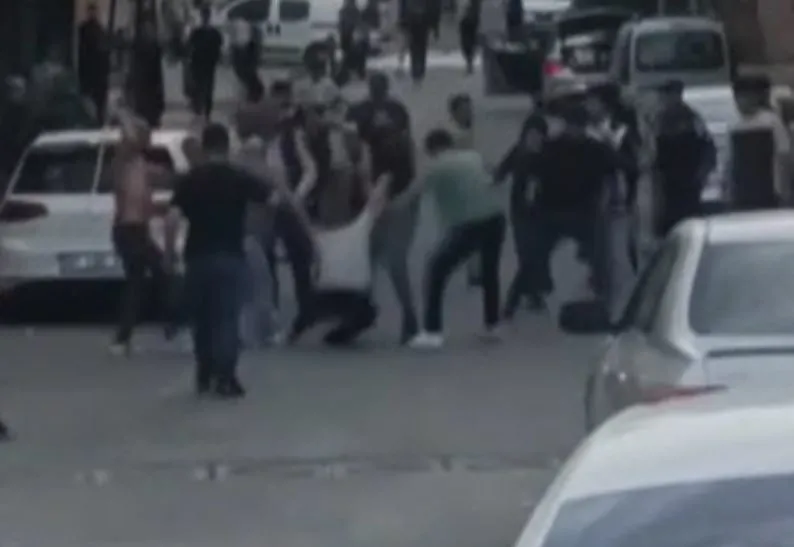 esenyurt-savas-alanina-dondu-sopalar-havada-ucustu-pompali-tufekle-ates-actilar-1746518261909.jpg Esenyurt'ta mahalle savaş alanına döndü (İHA)