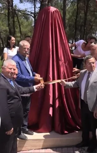 CHP'nin hizmet anlayışı heykelden ibaret! Bu kez İzmir'de heykel açtılar