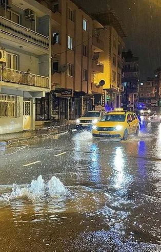 İzmir'i sağanak vurdu! İş yerlerini su bastı yollarda göçükler oluştu
