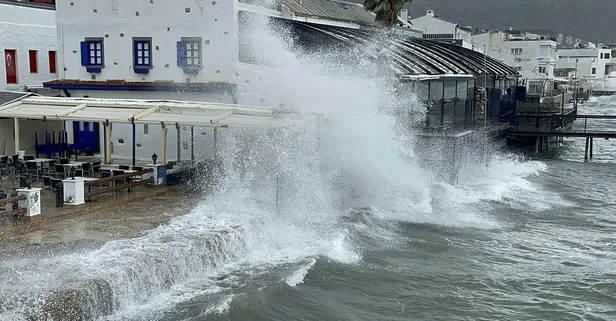 Bodrum’da fırtınanın saatteki hızı 70 kilometreye çıktı! yelkenli tekne karaya oturdu