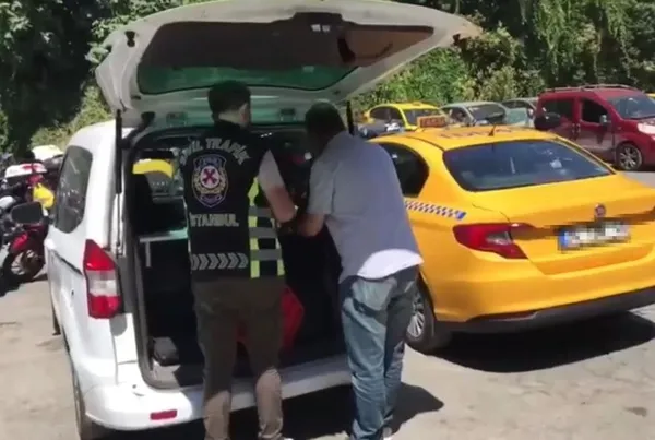 istanbulda-taksici-skandali-uyanik-sofor-300-liralik-yola-bin-tl-istedi-yolcular-duyduklari-teklifle-deliye-do-1689513736501.jpg İstanbul'da taksici skandalı! Uyanık şoför 300 liralık yola bin TL istedi: Yolcular duydukları teklifle deliye döndü-5