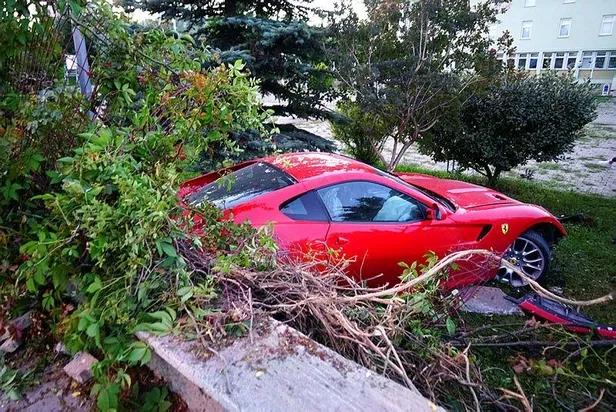 Kontrolden çıkan Ferrari okulun bahçesine uçtu-1