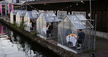 Hollandanın başkenti Amsterdamda restoranlar için koronavirüs modeli!