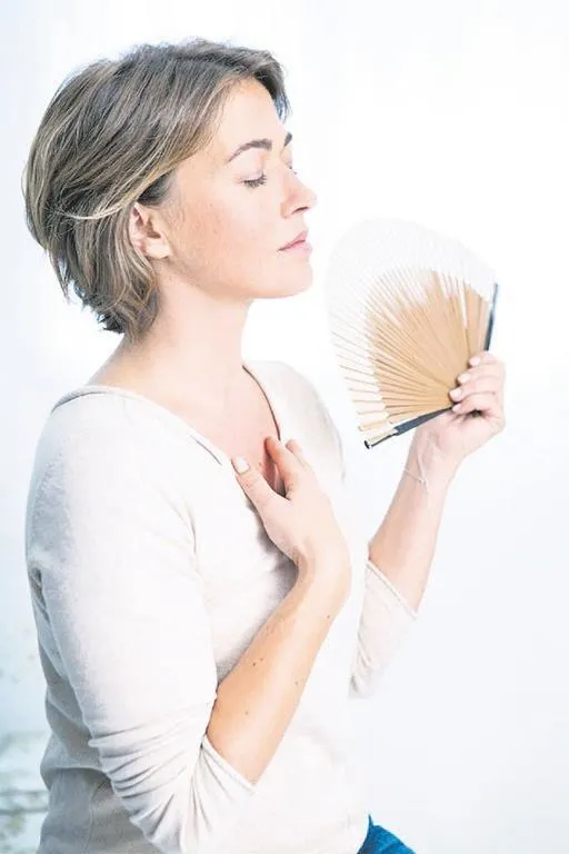 menopoz-asktan-ne-anlar-1668983457682.jpeg Kadınların korkulu rüyası menopoz, doğurganlığı azaltırken, kalp ve kemik sağlığına da zarar veriyor-2