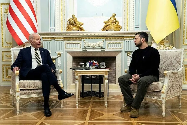 80 yaşındaki ABD Başkanı Joe Biden uçağın merdivenlerine düştü!-19
