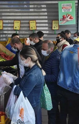 İzmir'de koronavirüs tehlikesine rağmen vatandaş marketlere akın etti