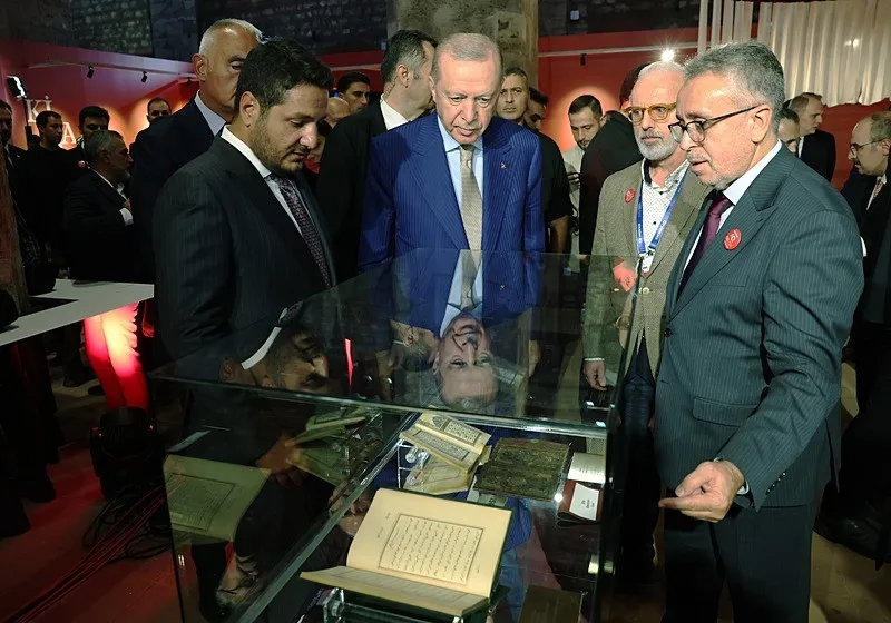 baskan-erdogan-kitaba-vefa-sergisinde-konustu-gecmisiyle-bagi-kopanin-insa-edebilecegi-bir-istikbal-yoktur-1788529619107.jpeg Başkan Erdoğan "Kitaba Vefa Sergisi"nde konuştu: Geçmişiyle bağı kopanın inşa edebileceği bir istikbal yoktur-3