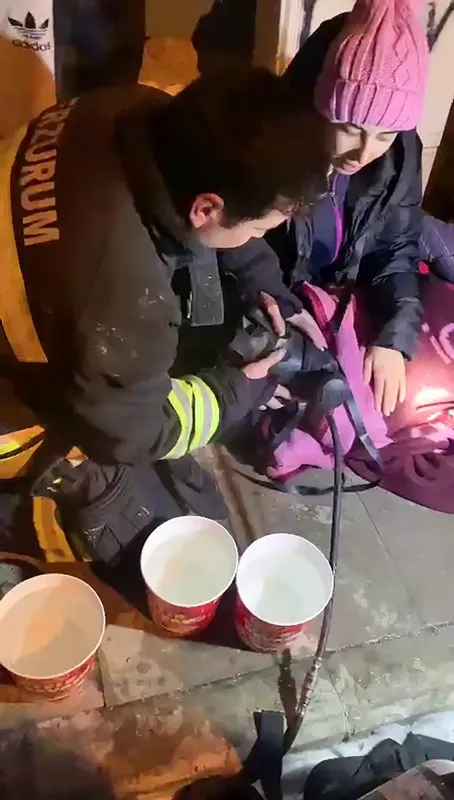 itfaiye-erinden-gorulmemis-fedakarlik-afgan-cocuklara-kendi-oksijen-maskesini-takti-sonrasinda-kalp-krizi-geci-1642410205397.jpg İtfaiye erinden görülmemiş fedakarlık! Afgan çocuklara kendi oksijen maskesini taktı sonrasında kalp krizi geçirdi-3