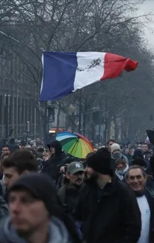 Fransa "kara gün"ü yaşayacak! Hükümet çağrı yaptı: Erteleyin