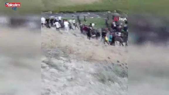 Van'da kamyonet uçuruma yuvarlandı! 6 yaralı