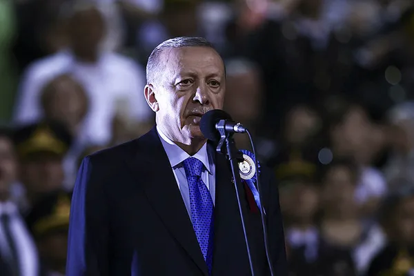 son-dakika-subay-ve-astsubay-mezuniyet-toreni-baskan-erdogandan-yunanistana-uyari-bize-yan-bakana-biz-de-duz-b-1661193336293.jpg Son dakika: Subay ve astsubay mezuniyet töreni! Başkan Erdoğan'dan Yunanistan'a uyarı: Bize yan bakana biz de düz bakmayız-3