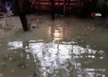 Araçlar yolda kaldı, evleri su bastı