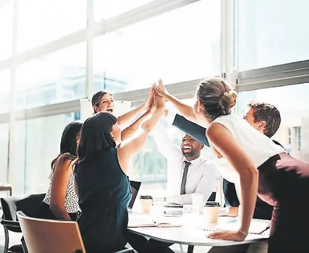 Bacağı kesildi ama o yılmadı: Doktora öğrencisi depremzede Aylin, protezi ile üniversiteye döndü!-8