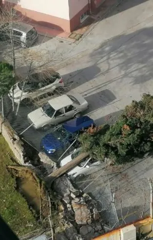 Son dakika: Çanakkale’de şiddetli lodos fırtınası! Ağaçlar devrildi elektrik telleri koptu