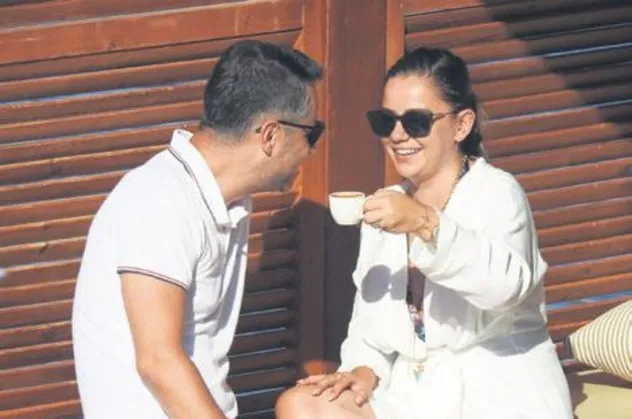 Merve Özbey eşi Kenan Koçak'a elleriyle kahve içirdi