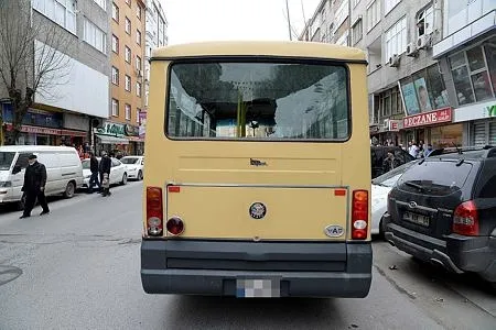 İstanbul'da silahlı çatışma! Minibüs aralarında kaldı-2